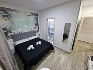 sypialnia z łóżkiem i dwoma ręcznikami na nim w obiekcie Napoli Relais w mieście Neapol +27 zdjęć