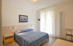 ein Schlafzimmer mit einem Bett und einem Tisch und einem Fenster in der Unterkunft Cozy Apartment In Cavallino-Treporti in Cavallino-Treporti