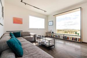 un soggiorno con un divano e una grande finestra di Martina's Vineyard - villa a Marsala