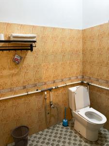 ラブハン・バジョにあるd'Alvin Homestayの部屋の中にトイレ付きのバスルームがある