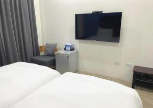 Μια τηλεόραση ή/και κέντρο ψυχαγωγίας στο Happy Guesthouse