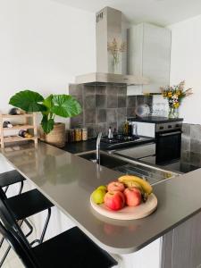 a plate of fruit on a counter in a kitchen at Appartamento Mediterraneo & Spiaggia Privata in Tortoreto Lido
