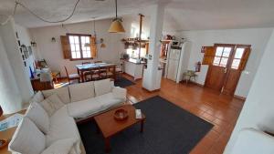 ein Wohnzimmer mit einer weißen Couch und einer Küche in der Unterkunft Remarkable 3-bedroom house 'Villa' Finca Vistamar in Salobre