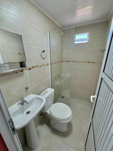ein Badezimmer mit Toilette und Waschbecken in der Unterkunft Departamento pequeño en gobernador roca in Gobernador Roca