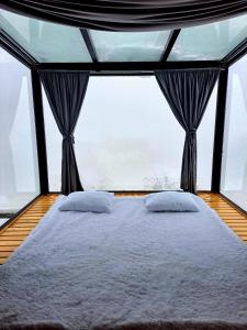 Postel nebo postele na pokoji v ubytování Glass House In Merisi