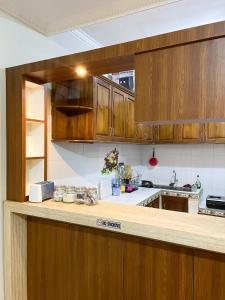 ラブハン・バジョにあるd'Alvin Homestayの木製のキャビネットとカウンタートップを備えたキッチン
