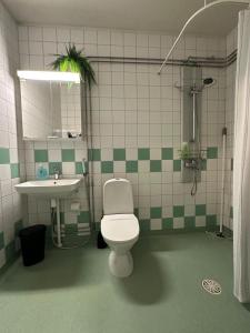 Ένα μπάνιο στο Cozy two-room apartment with parking