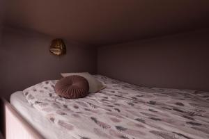 una cama con una almohada encima en Lovely Vintage Suite, autohalli, en Helsinki 15 fotos más
