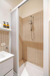 a bathroom with a shower with a glass door at Rose & Stelle - Favoloso appartamento in centro in Modena +6 photos