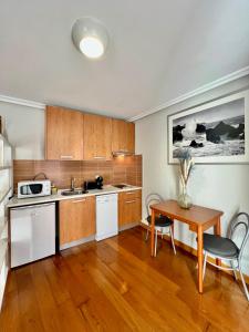 Η κουζίνα ή μικρή κουζίνα στο Apartamentos San Antonio +37 φωτογραφίες