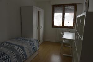 Łóżko lub łóżka w pokoju w obiekcie maison