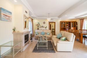 Posezení v ubytování Captivating Villa 600M to Vau Beach