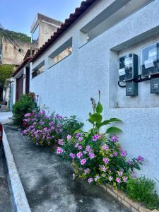 een bos bloemen aan de zijkant van een gebouw bij Âncora Lofts in Arraial do Cabo