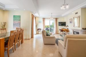 Posezení v ubytování Captivating Villa 600M to Vau Beach