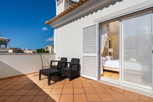 Balkón nebo terasa v ubytování Captivating Villa 600M to Vau Beach