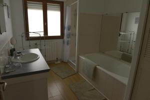 W łazience znajduje się wanna, umywalka i wanna. w obiekcie maison w mieście Berck-sur-Mer