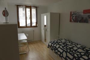 sypialnia z łóżkiem, biurkiem i oknem w obiekcie maison w mieście Berck-sur-Mer