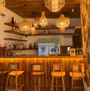 波普托Golden Palm Pool Villa near Fishermans Village的餐厅内带木凳的酒吧