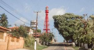 サリノポリスにあるTemporada no Paraiso, Salinópolis te espera- Apartamento no Centro da cidadeの通りの真ん中の赤灯台