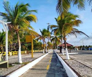 サリノポリスにあるTemporada no Paraiso, Salinópolis te espera- Apartamento no Centro da cidadeの道路脇のヤシの木が並ぶ通り