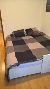 Łóżko lub łóżka w pokoju w obiekcie maison