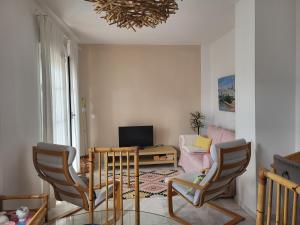 Una televisión o centro de entretenimiento en Apartamento en el centro con garaje, terraza, wifi, climatización y piscina