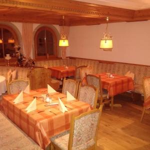 una sala da pranzo con tavoli e sedie in un ristorante di Pension Sursilva a Gargellen