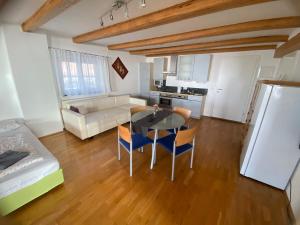 Kuchyň nebo kuchyňský kout v ubytování Apartment with alpine views