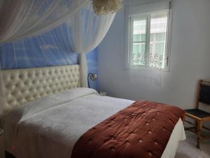 Una cama o camas en una habitación de Apartamento en el centro con garaje, terraza, wifi, climatización y piscina 15 fotos más