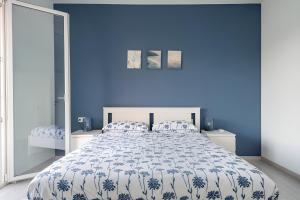 Postel nebo postele na pokoji v ubytování Happy Guest Apartments - Blue Apartment