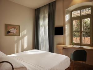 TV a/nebo společenská místnost v ubytování Domus Blanc Boutique Hotel