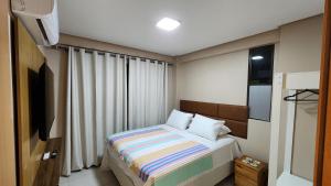 mała sypialnia z łóżkiem i oknem w obiekcie Flat 04 Eco Resort Carneiros w mieście Tamandaré +15 zdjęć