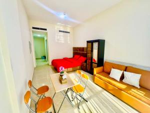 una sala de estar con un sofá, una mesa y sillas en Haifa building, en Dubái