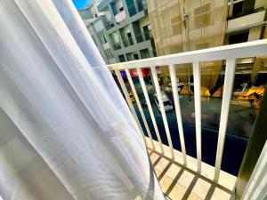 cortina blanca en un balcón con una calle en Haifa building, en Dubái