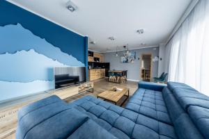 Televízia a/alebo spoločenská miestnosť v ubytovaní RelaxApart - Komfortowy apartament z prywatną sauną