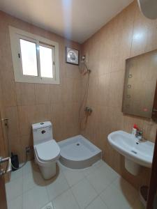 a bathroom with a toilet and a sink at أفخم شقة فندقيه بالقرب من الحرم المكي in Makkah +7 photos