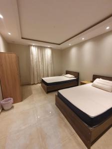 two beds in a room with at أفخم شقة فندقيه بالقرب من الحرم المكي in Makkah