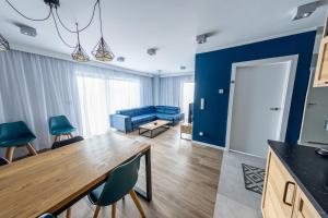 Kuchyň nebo kuchyňský kout v ubytování RelaxApart - Komfortowy apartament z prywatną sauną