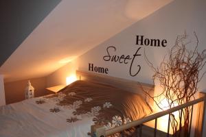 a bedroom with a bed with a sign that reads home sweet home at Carmen Apartment in Krakow
