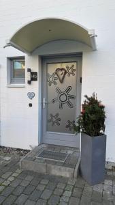 una puerta delantera de una casa con un corazón y una ventana en Ella2, en Grömitz