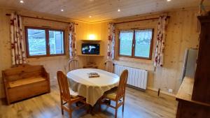 TV a/nebo společenská místnost v ubytování CHALET VALLÉE BLANCHE