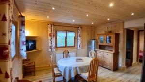 Kuchyň nebo kuchyňský kout v ubytování CHALET VALLÉE BLANCHE