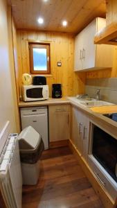 Kuchyň nebo kuchyňský kout v ubytování CHALET VALLÉE BLANCHE