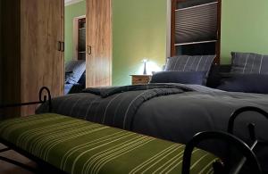 een slaapkamer met twee bedden en een spiegel bij Spreequartier in Malschwitz