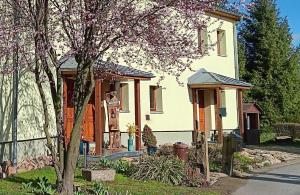 een huis met een standbeeld ervoor bij Spreequartier in Malschwitz