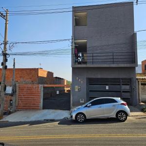 a white car parked in front of a building at Loft 14 espaço inteiro segundo andar com ar condicionado e garagem in Salto