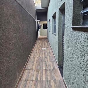 an empty hallway with a wooden floor in a building at Loft 14 espaço inteiro segundo andar com ar condicionado e garagem in Salto