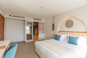 A bed or beds in a room at Sunrise Remal Beach Resort