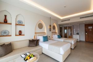 A seating area at Sunrise Remal Beach Resort