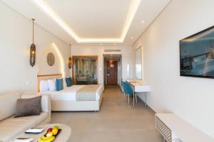 A television and/or entertainment centre at Sunrise Remal Beach Resort